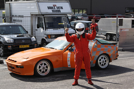 En glad Tommy Kieffer laver sejrsdans foran Peter Mikkelsens Porsche, som han netop havde vundet over.